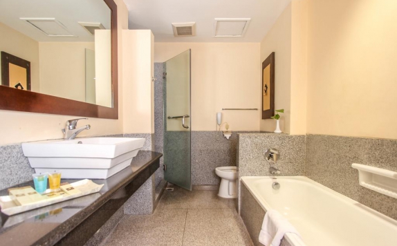 Bathroom di The Jayakarta Suites Bandung