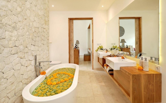 Tampilan Bathroom Hotel di The Jimbaran Villa