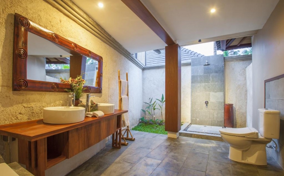 Tampilan Bathroom Hotel di The Kampung Ubud Villa