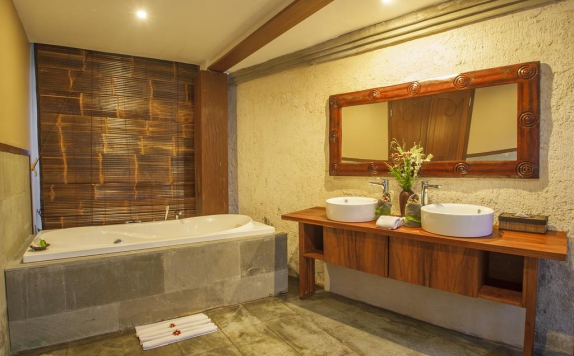 Tampilan Bathroom Hotel di The Kampung Ubud Villa