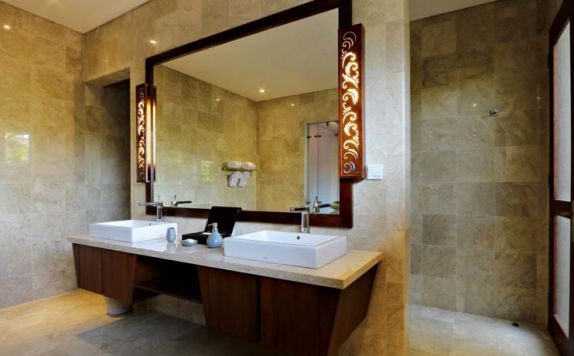 Bathroom di The Kasih Villas and Spa