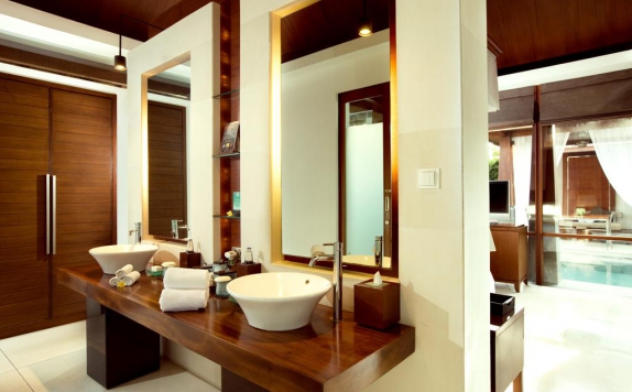 Bathroom di The Kayana Seminyak Bali