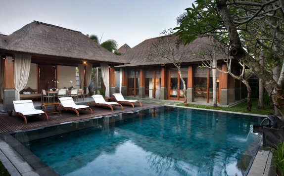 Swimming Pool di The Kayana Seminyak Bali