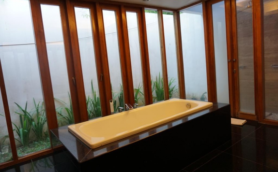 Tampilan Bathroom Hotel di The Kharma Villas Yogyakarta