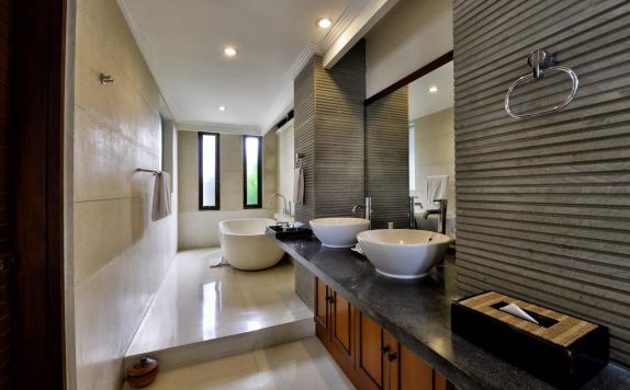 bathroom di The Khayangan Dreams Villa