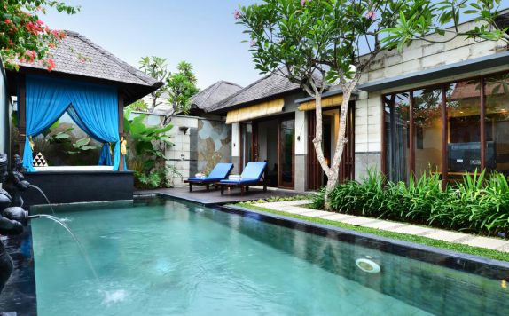 swimming pool di The Khayangan Dreams Villa