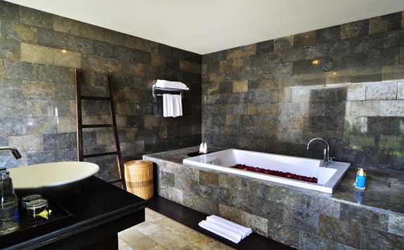 Tampilan Bathroom Hotel di The Khayangan Dreams Villa Umalas
