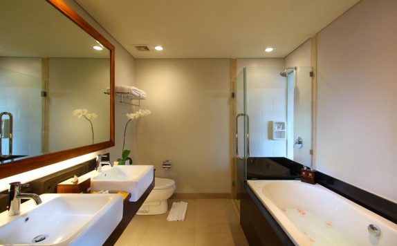 Tampilan Bathroom Hotel di The Kirana Canggu
