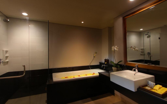 Tampilan Bathroom Hotel di The Kirana Canggu