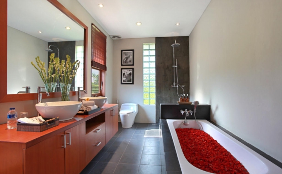 Bathroom di The Kryamaha Villas