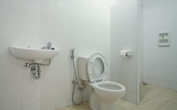 Tampilan Bathroom Hotel di The Kubu Hotel