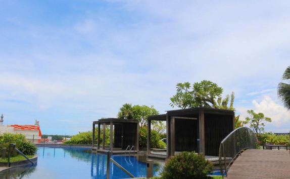 Swimming Pool di The Luxton Cirebon Hotel & Convention