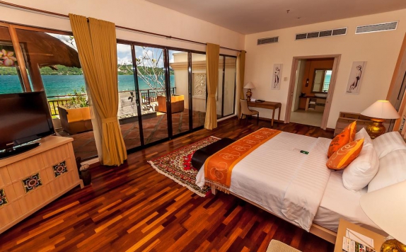 Guest room di The Natsepa Resort & Conference Center