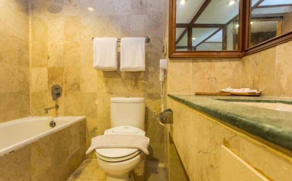 bathroom Hotel di The New Benakutai Hotel & Apartment