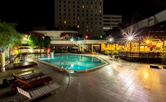 SwimmingPool Hotel di The New Benakutai Hotel & Apartment