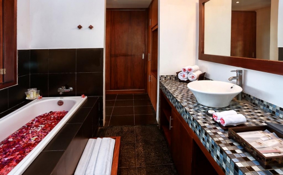 Bathroom di The Nirwana Resort and Spa