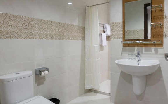 Bathroom di The One Hotel Makassar