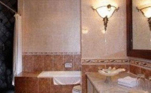 Bathroom di The Oxalis Regency Hotel