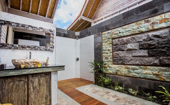 bathroom di The Palm Grove Villa