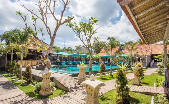 swimming pool di The Palm Grove Villa