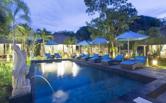 swimming pool di The Palm Grove Villa