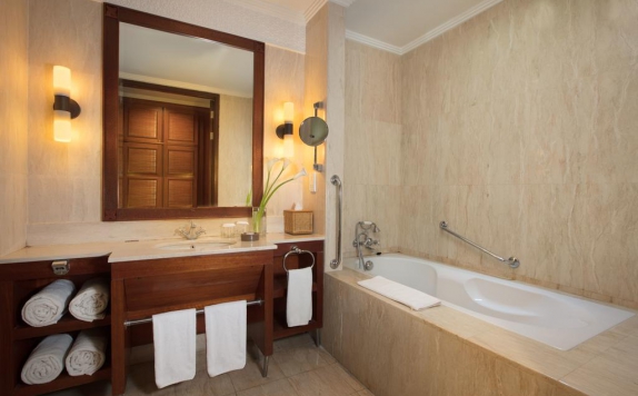 Bathroom di The Patra Bali Resort & Villas