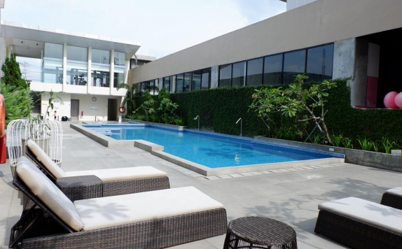 Swimming Pool di The Premiere Hotel Pekanbaru by Grand Zuri