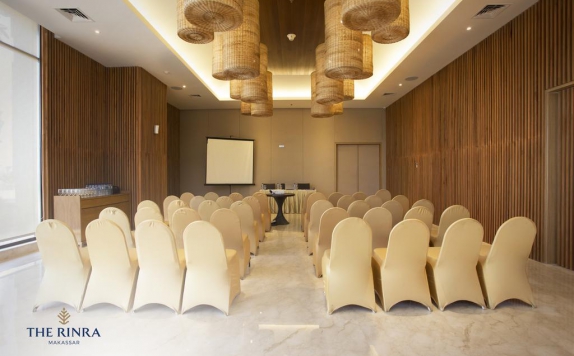 meeting room di The Rinra Hotel Makassar
