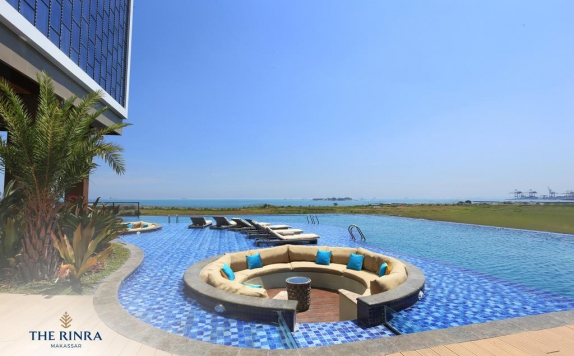 Swimming pool di The Rinra Hotel Makassar