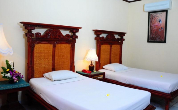 Tampilan Bedroom Hotel di The Rishi Candidasa Beach Hotel