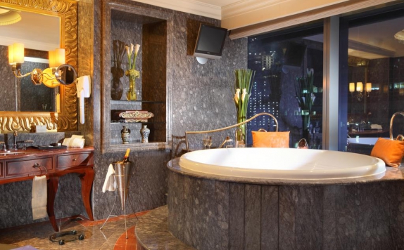 Bathroom di The Ritz Carlton Mega Kuningan Jakarta