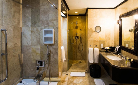 Bathroom di The Royal Beach Seminyak Bali