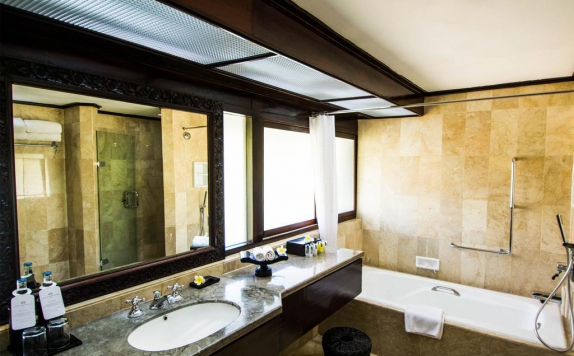 Bathroom di The Royal Beach Seminyak Bali