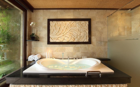 Bathroom di The Royal Pita Maha Resort