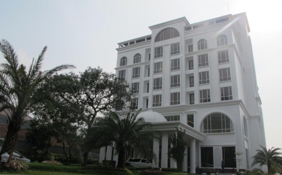 Front View di The Sahira Hotel