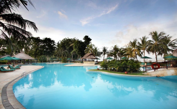 Swimming Pool di The Santosa Villas & Resort