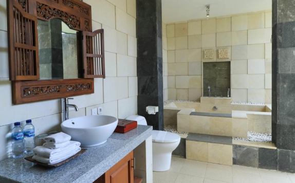 Tampilan Bathroom Hotel di The Sanyas Retreat