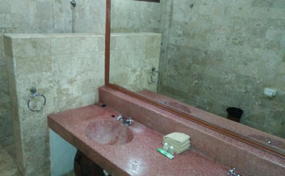 Tampilan Bathroom Hotel di The Sari Beach