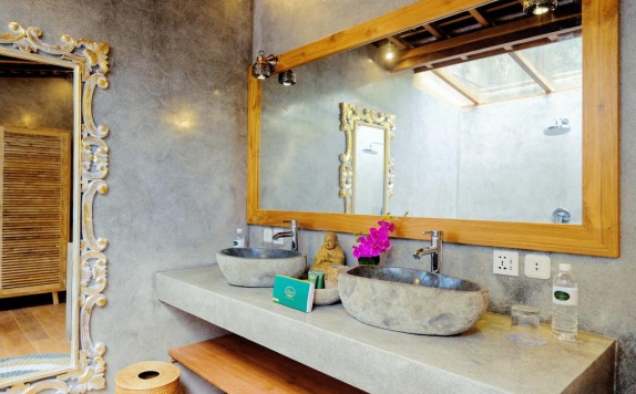 Tampilan Bathroom Hotel di The Secret Jungle Villas