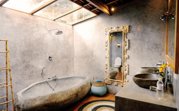 Tampilan Bathroom Hotel di The Secret Jungle Villas