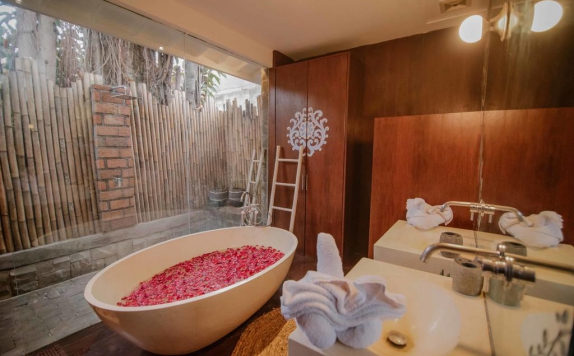 Tampilan Bathroom Hotel di The Secret Jungle Villas