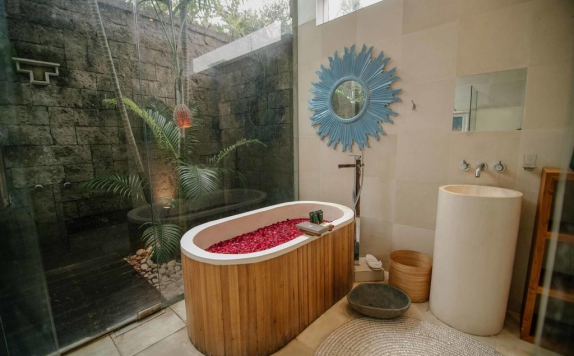 Tampilan Bathroom Hotel di The Secret Jungle Villas