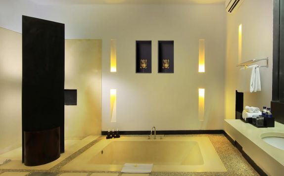 bathroom di The Seminyak Suite (Private Villa)