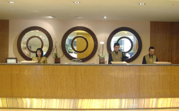 Receptionist di The Sultan Hotel & Residence
