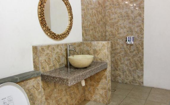 Bathroom di The Tanis Villas & Lembongan Express