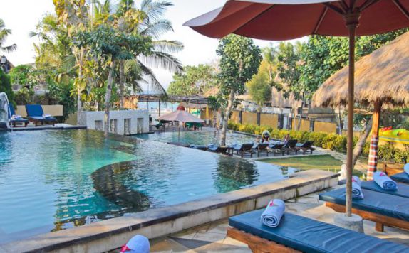 Swimming Pool & Deckchairs di The Tanis Villas & Lembongan Express