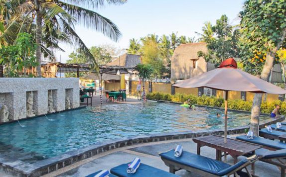 Swimming Pool & Deckchairs di The Tanis Villas & Lembongan Express