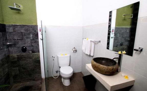 bathroom di The Tanjung Nakula Villas