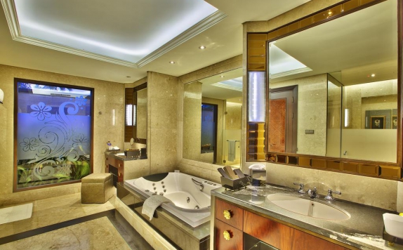 bathroom di The Trans Resort Bali