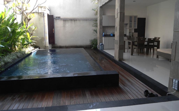 Outdoor Pool Hotel di The Ulun Kubu Apartment